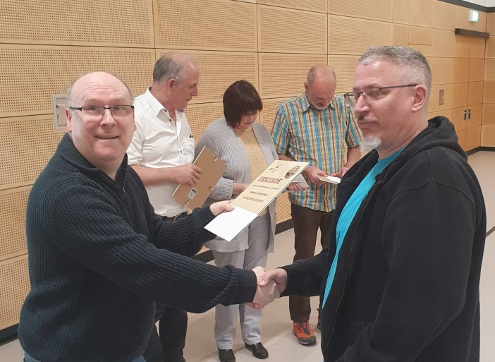 Präsident Bender übergibt Urkunde an Joachim